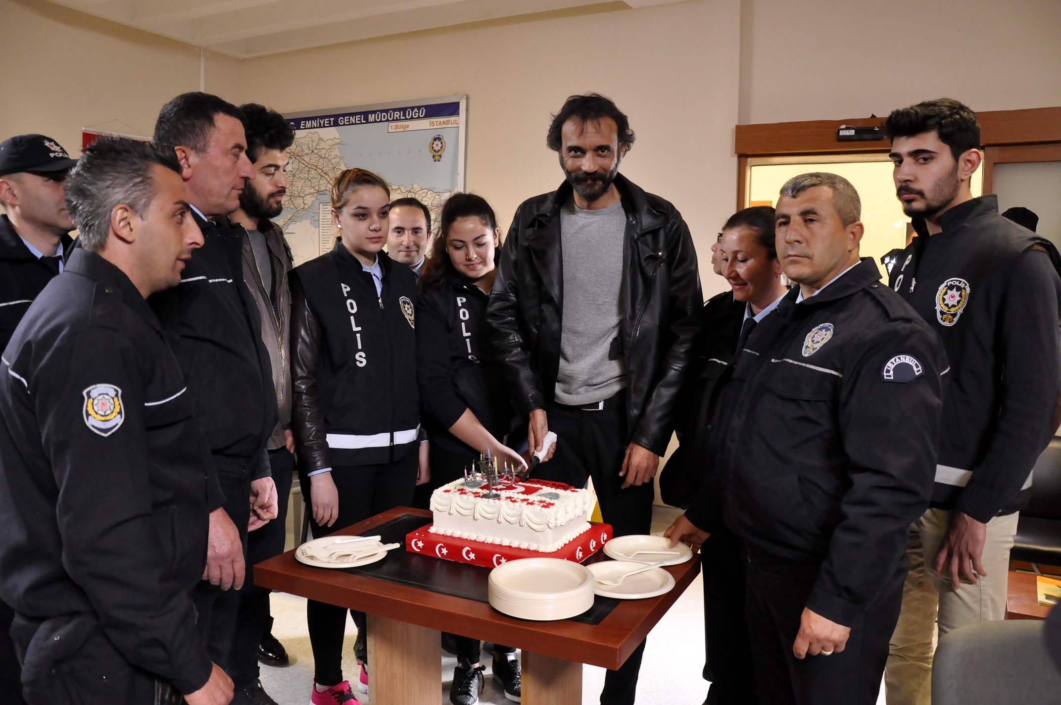 Kış Güneşi’nde Arif Komiser ve ekip arkadaşları merkezde polis haftasını kutluyor.