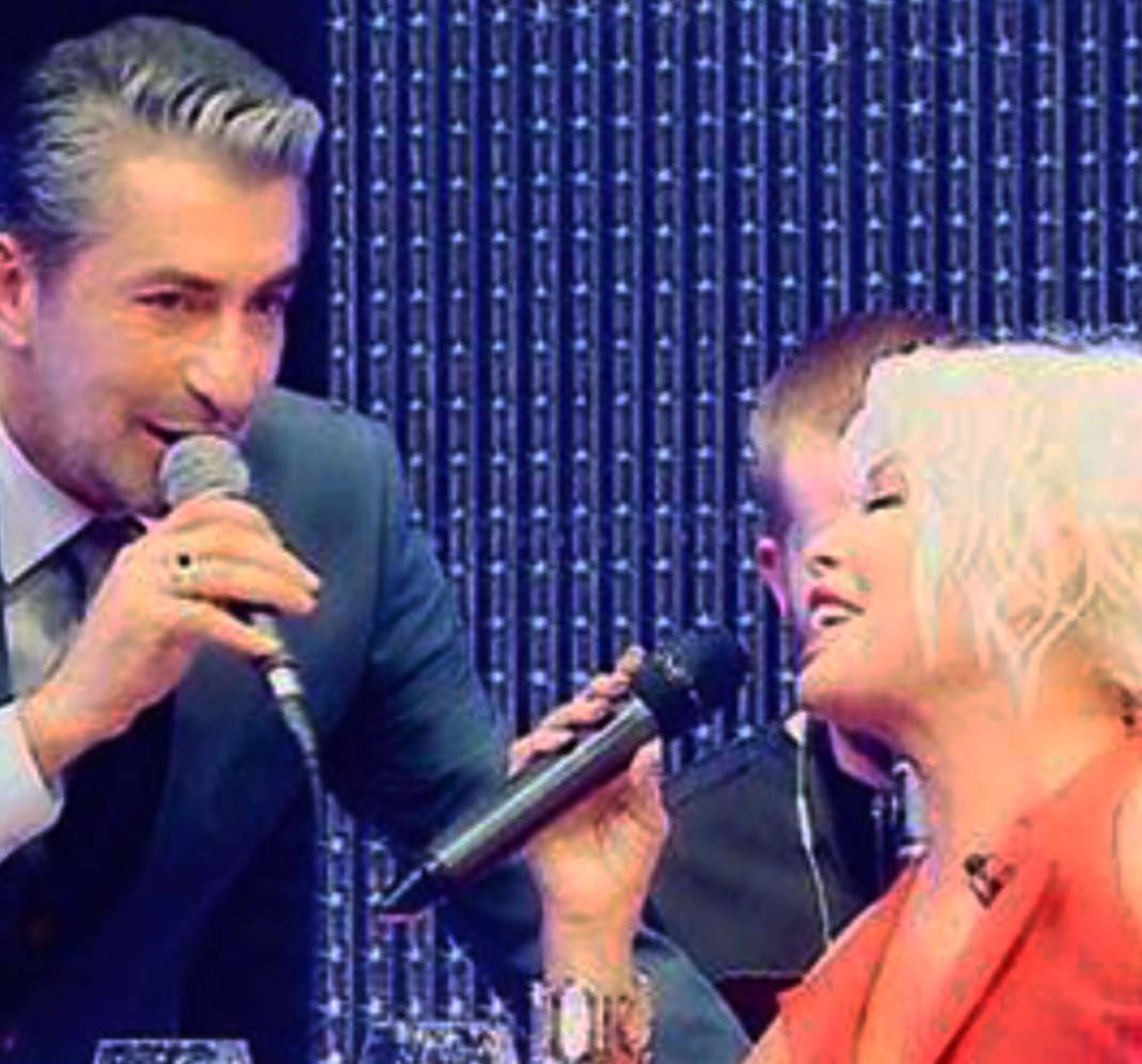 Erkan Petekkaya Ajda Pekkan’la birlikte şarkı söylerken.