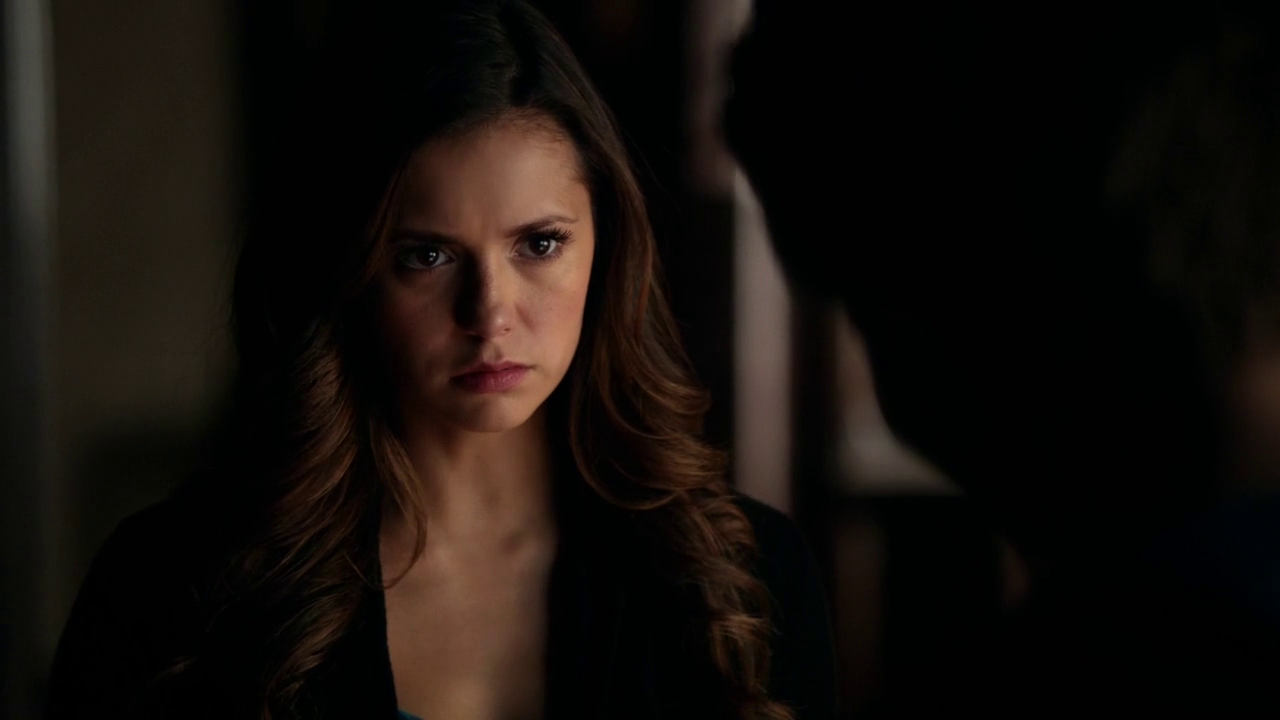 Elena’nın Stefan-Caroline ikilisini öğrendiğindeki surat ifadesi de kayıtlara geçsin.