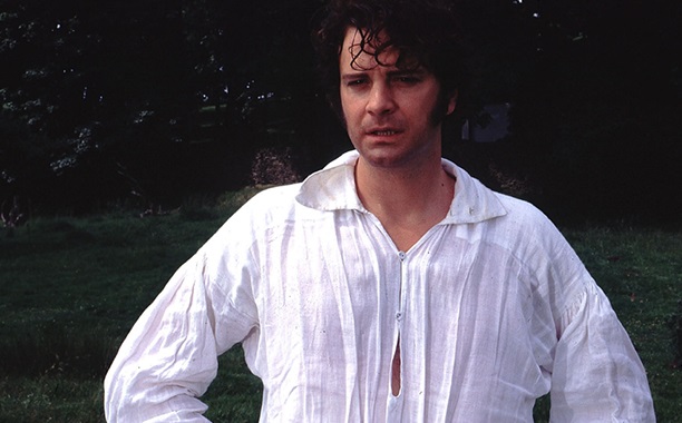 Darcy’nin beyaz gömleğiyle göle daldığı meşhur sahneden.
