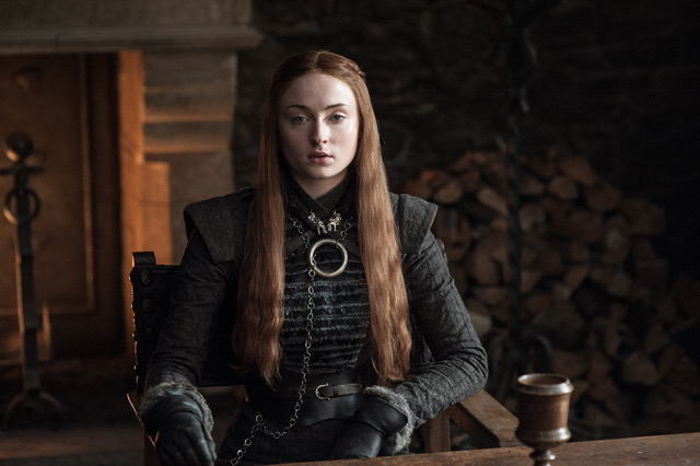 Sansa'nın giysileri de, gözü de kara bu sezon. 