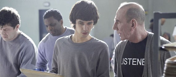 Criminal Justice'da Ben Whishaw ve Pete Postlethwaite.