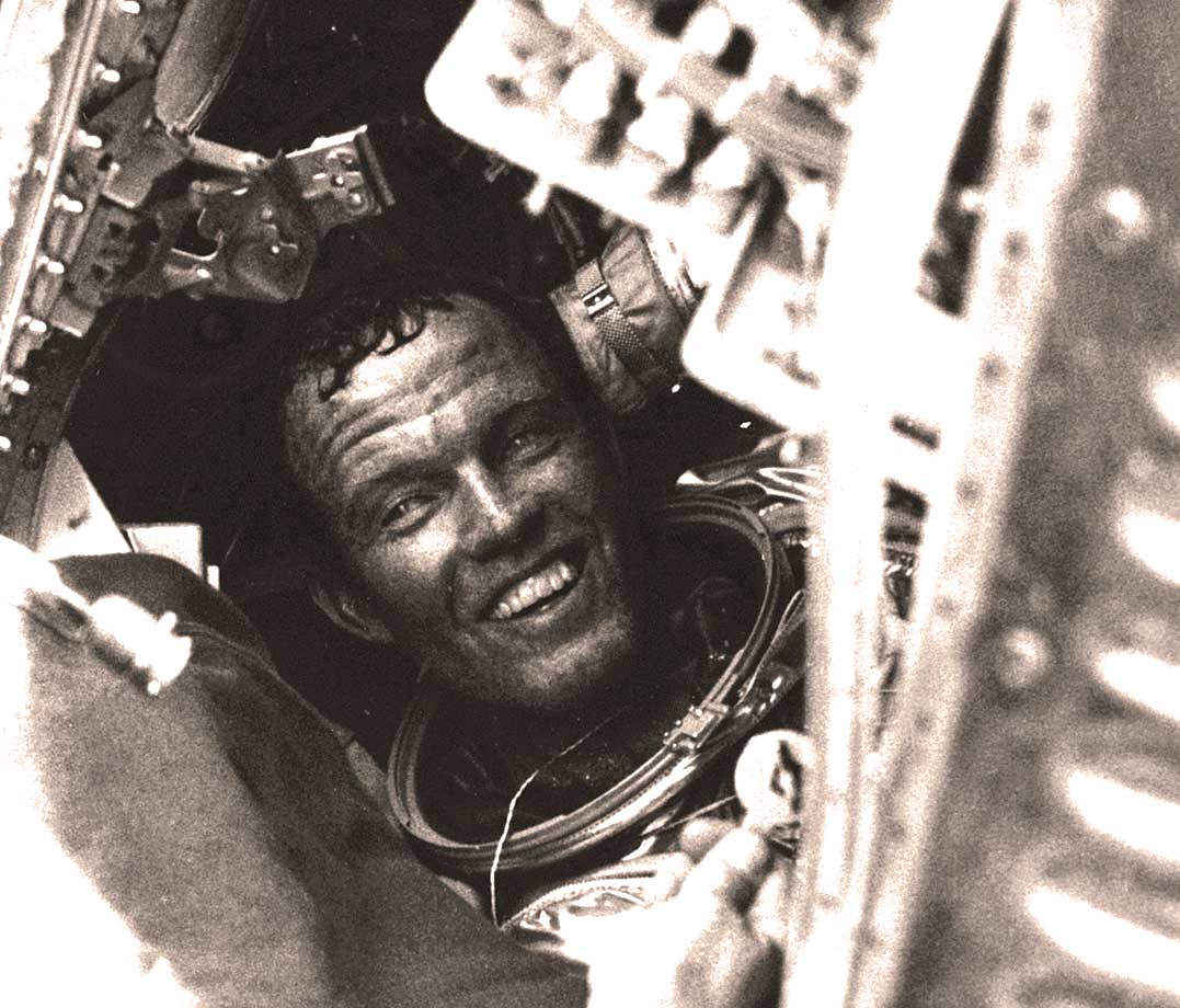Tarih 16 Mayıs 1963. Uzay yarışının hız kazandığı günlerde tek başına en uzun süre o derin boşlukta kalma rekorunu kıran astronot Gordon Cooper, Faith 7'den dünyayı seyrediyor. Kimbilir belki de tam bu fotoğrafın çekildiği anlarda keşfetti o denizin derinliklerine gömülmüş gemiyi. 
