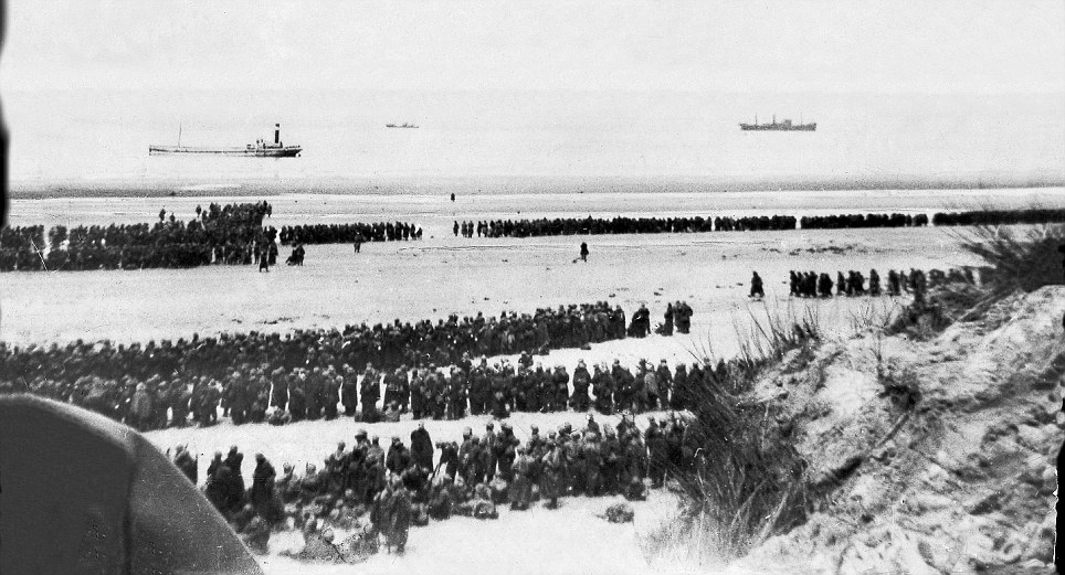 Dunkirk sahilinde tahliye bekleyen birlikler. 