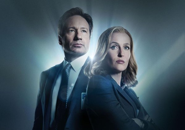 Scully’nin saçlarının rengi açılmış, Mulder’ın gözlerinin etrafındaki çizgiler artmış ama bence hala iyi görünüyorlar, maşallahları var.