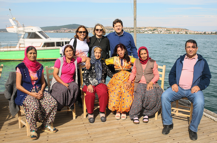 Oturanlar 'Kraliçe Lear' ve 'Bal Ülkesi/Honeyland' oyuncuları, ayaktakiler Visal Cumalı, Dürin Ababay, Sami Kariyo.