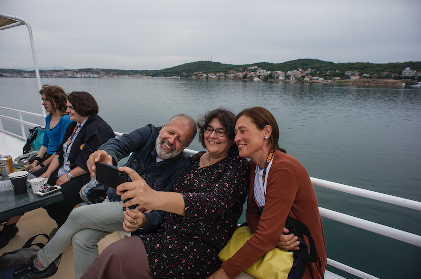 Gerçi maddelerde yok ama festivalin ikinci geleneksel tekne gezisinde Fatih Özgüven, Azize Tan ve Merlyn Solakhan. 