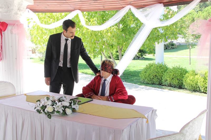 Aile tanınmış, nikah gizli olunca memurun da gözler bağlandı tabii.