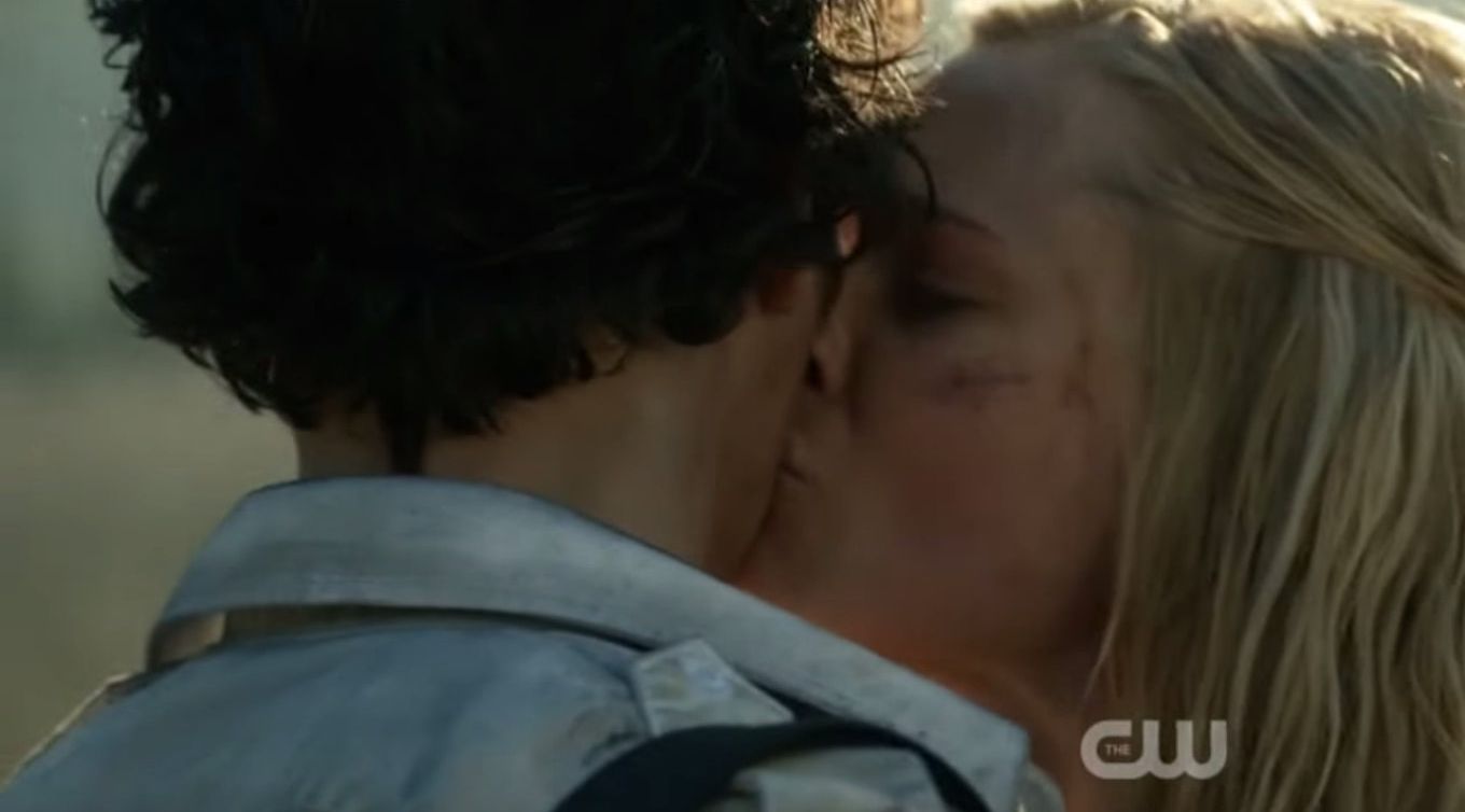 Bellamy'i bir kere öptün, ikinin hatırı kaldı Clarke, geri dön.