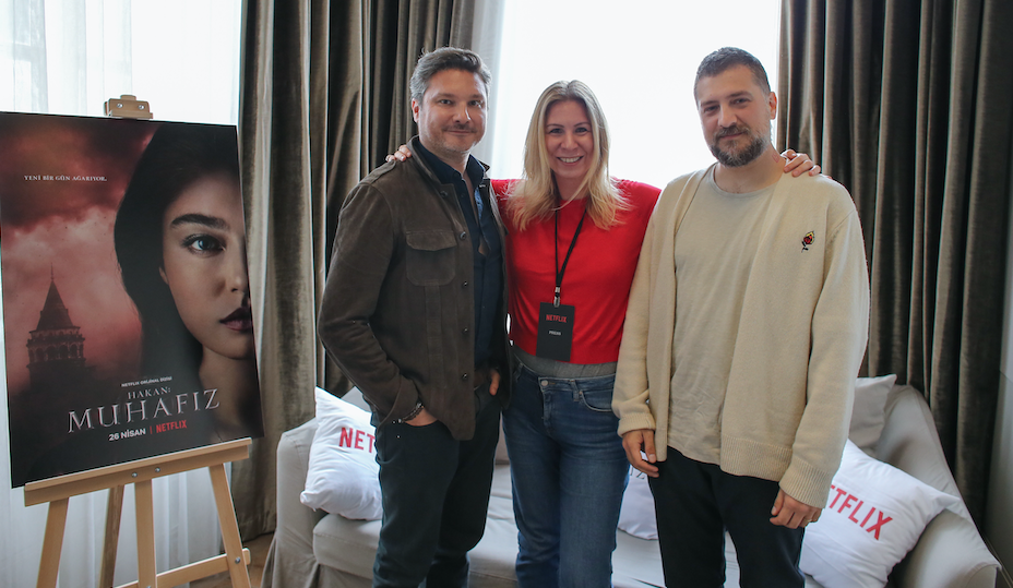 Gönenç Uyanık (sağda) ve Umut Aral birinci sezonun da yönetmenliğini üstlenmişlerdi. Bu sezon aralarına görüntü yönetmeni olarak tanıdığımız Gökhan Tiryaki de katıldı. Fotoğrafta aralarında olan ise Defne Akman. 