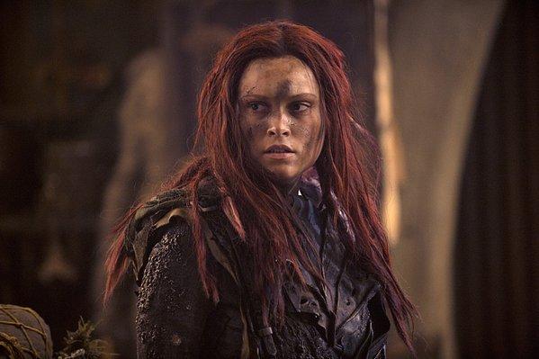 Kızıl saçlarını ömrüme dolamışsın çözülmüyor Clarke.