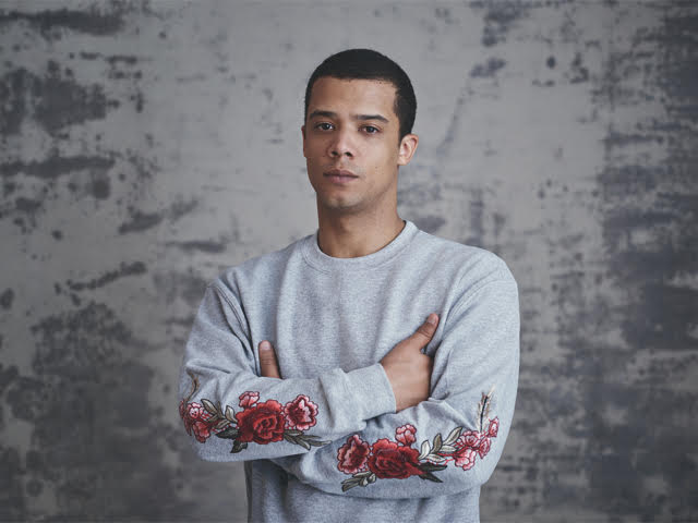 Grey Worm kitapların hiçbirini okumamış, anlatmışlar ona. 