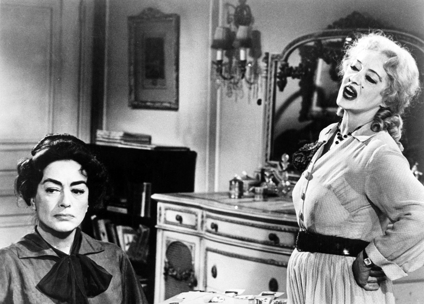 Joan Crawford (solda) ve Bette Davis, ‘What Ever Happened to Baby Jane?’ filminde.
