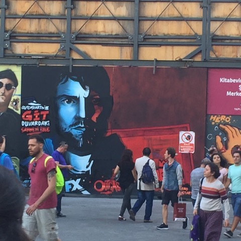 Bu da her şey bittikten sonra grafitinin İstiklal Caddesi, Galatasaray Meydanı'nda hayata karışmış hali. 