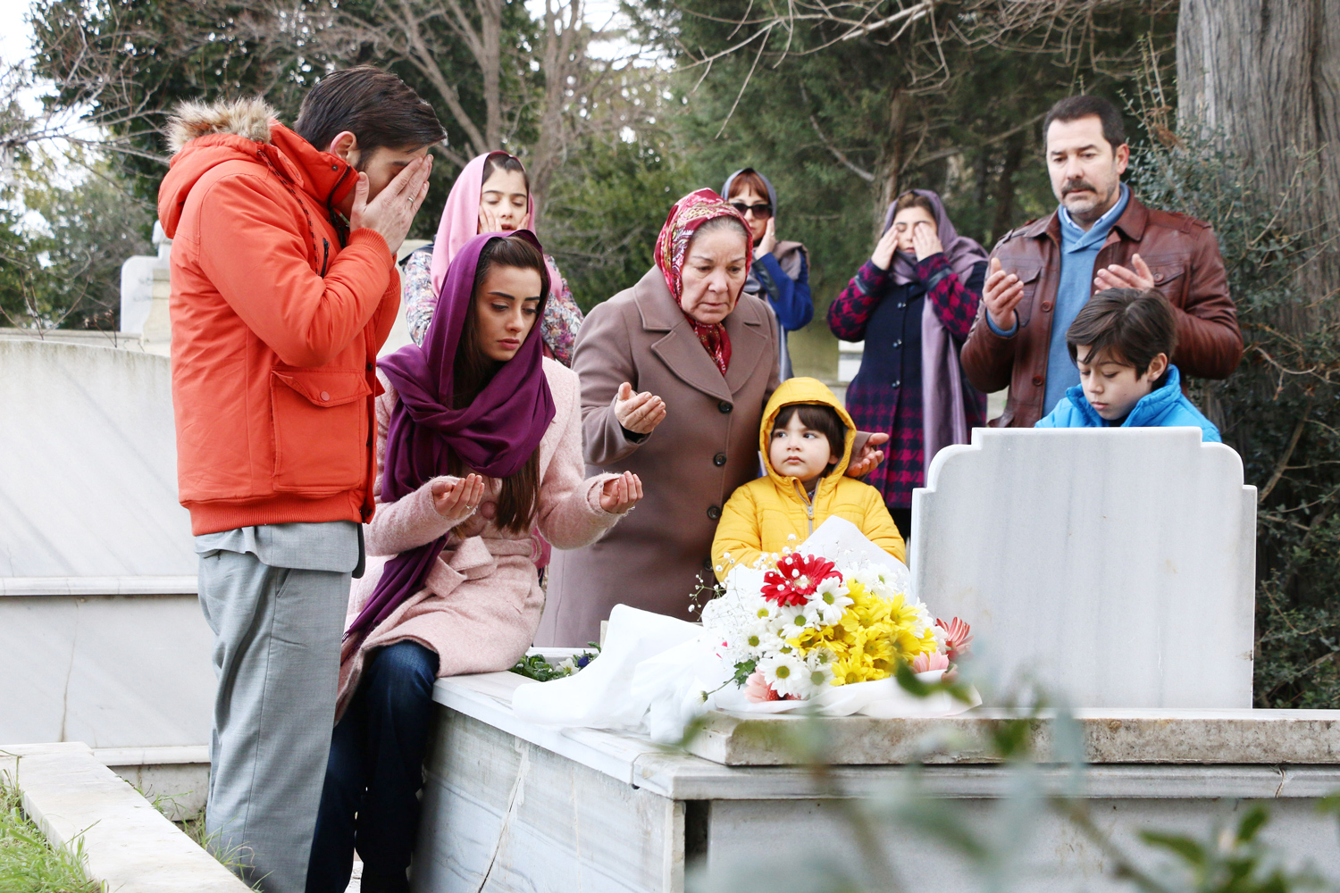Perihan’ın yıllardır ölü olduğunu düşünen  Metin, yeni karısı Hülya, çocukları ve annesiyle birlikte mezarlık ziyaretinde.