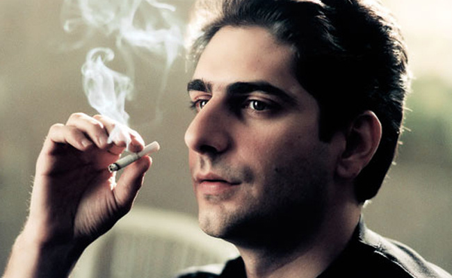 Christopher Moltisanti’yi oynayan Michael Imperioli dizi boyunca fosur fosur içti. Biz blurlemeyelim şimdi fotoğrafı ama siz de sigara içmeyin. 