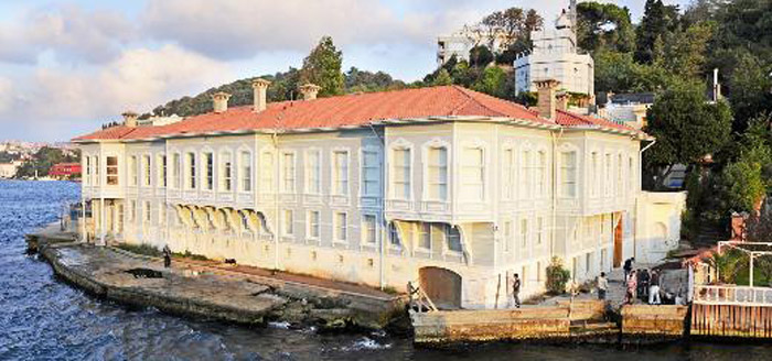 Ebru Mengenecioğlu'nun yalısı da Paramparça'da kullanılıyor. 